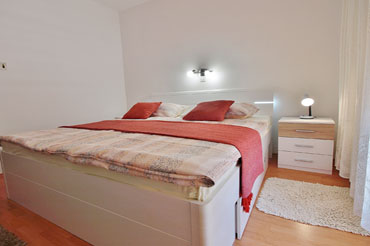 Anamari Apartments, bedroom with double bed