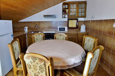 Anamari Apartments, kitchen with dining room