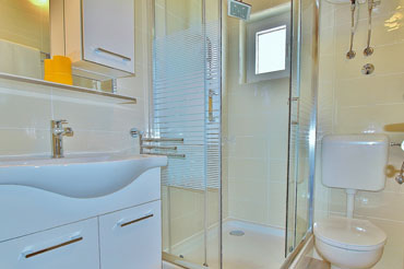 Anamari Apartments, bathroom with shower